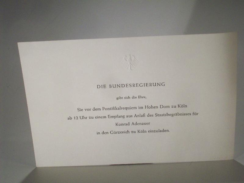 Die Bundesregierung gibt sich die Ehre / Sie vor dem Pontifikalrequiem im Hohen Dom zu Köln / ab 12 Uhr zu einem Empfang aus Anlaß des Staatsbegräbnisses für / Konrad Adenauer / in den Gürzenich zu Köln einzuladen. (Einladung zum Empfang im Gürzenich)